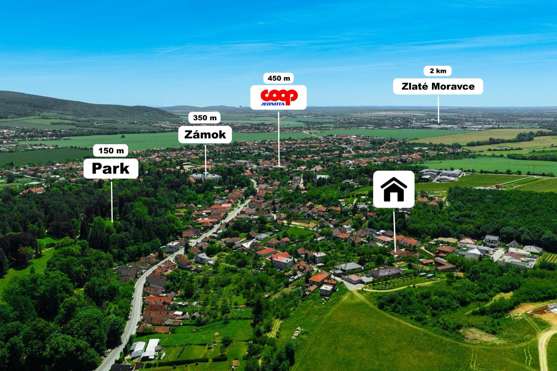 Letecký záber obce s vyznačenými vzdialenosťami: park 150 m, zámok 350 m, obchod 450 m, Zlaté Moravce 2 km a označená ponúkaná nehnuteľnosť.