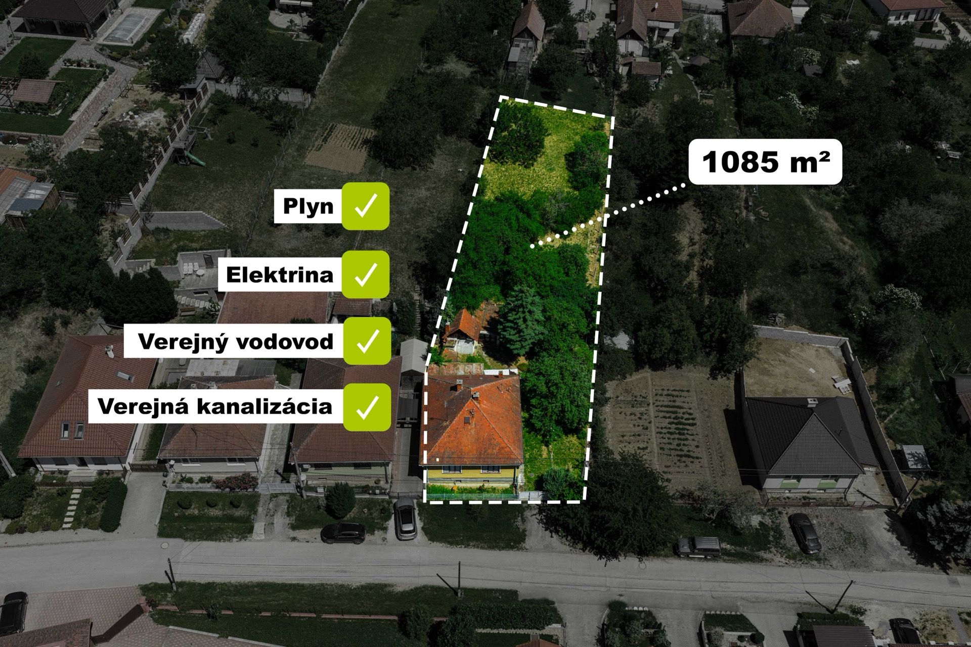 Letecký záber pozemku s vyznačenou hranicou, výmerou 1085 m² a potvrdenými prípojkami: plyn, elektrina, verejný vodovod a verejná kanalizácia.